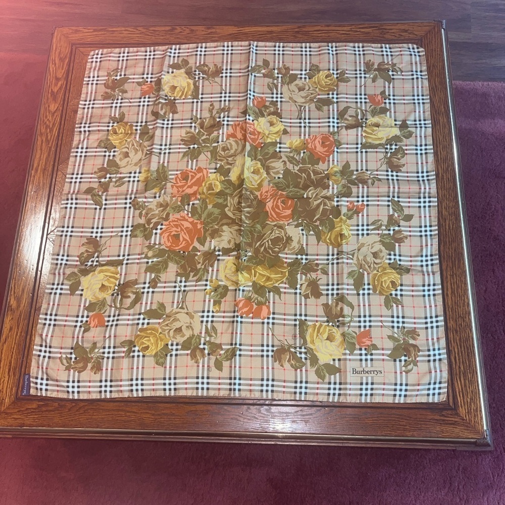 Burberrys Floral Plaid Scarf Limited Edition
Floral Print SILK - Picture 3 of 6